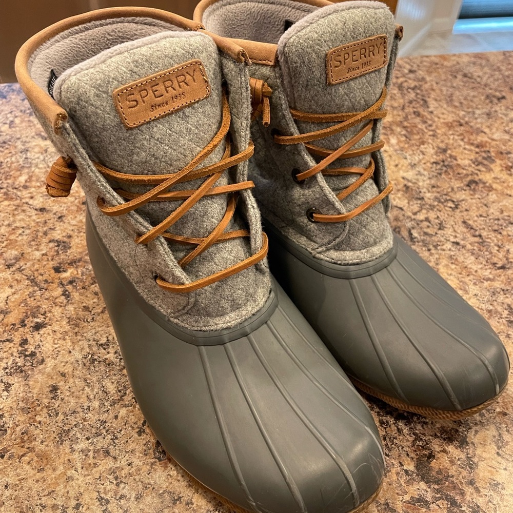 Sperry Women’s Saltwater Emboss Wool Boots, Dark Grey✨✨